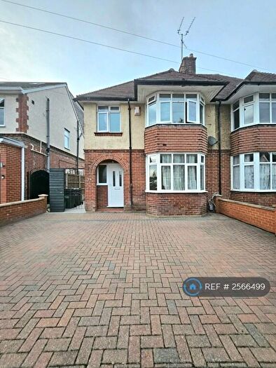 3 Bedroom Semi-Detached House To Rent In Fountains Road, Luton, LU3