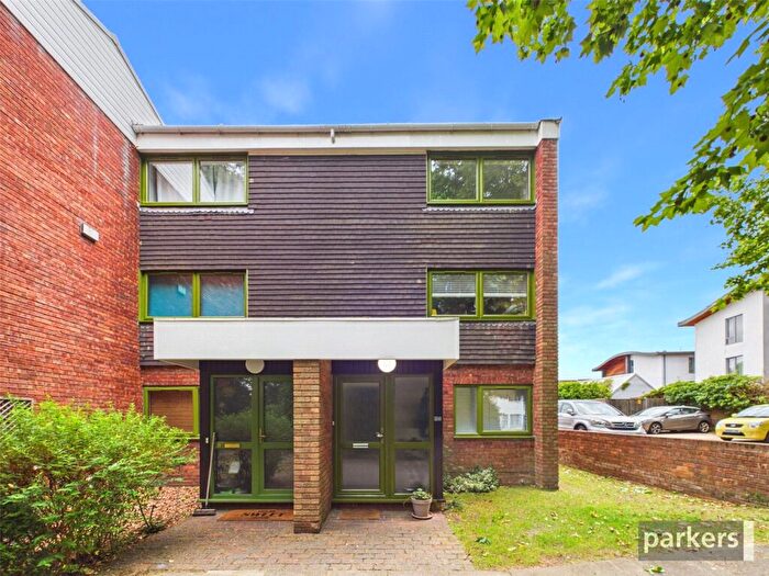 2 Bedroom Maisonette For Sale In Parkside Road, Reading, Berkshire, RG30