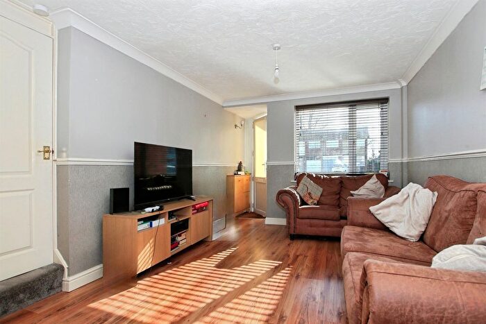 3 Bedroom End Terrace House For Sale In Kennet Gardens, Peterborough, PE4