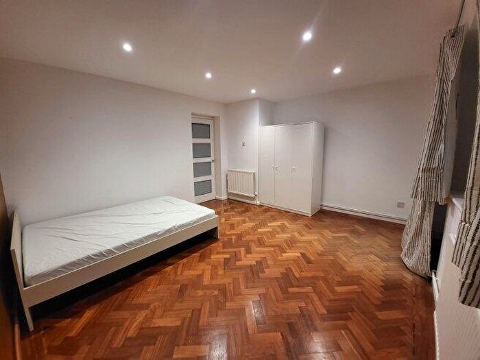 2 Bedroom Flat To Rent In Dollis Drive, GU9