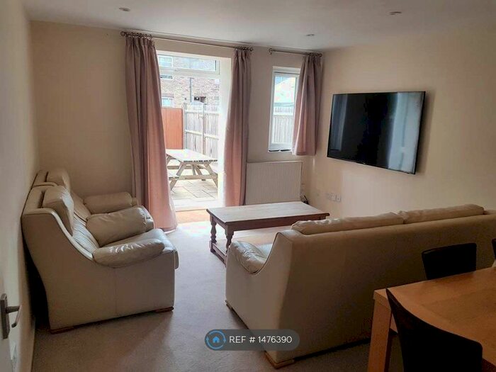 4 Bedroom Terraced House To Rent In Kingswood Close, London, SW8
