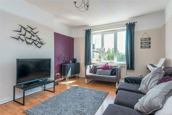 3 Bedroom Apartment To Rent In Tudor Court, King Henrys Walk, London, N1