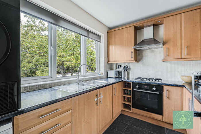 2 Bedroom Flat For Sale In Chaseville Park Road, Winchmore Hill, London, N21