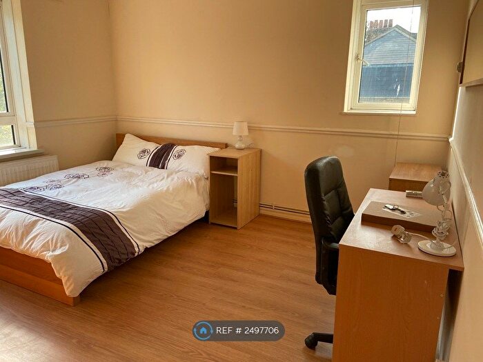 3 Bedroom Maisonette To Rent In Langdon Court, London, EC1V