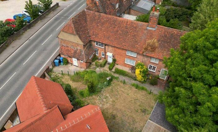3 Bedroom Cottage To Rent In Castle Bridge Cottages, Hook, RG29