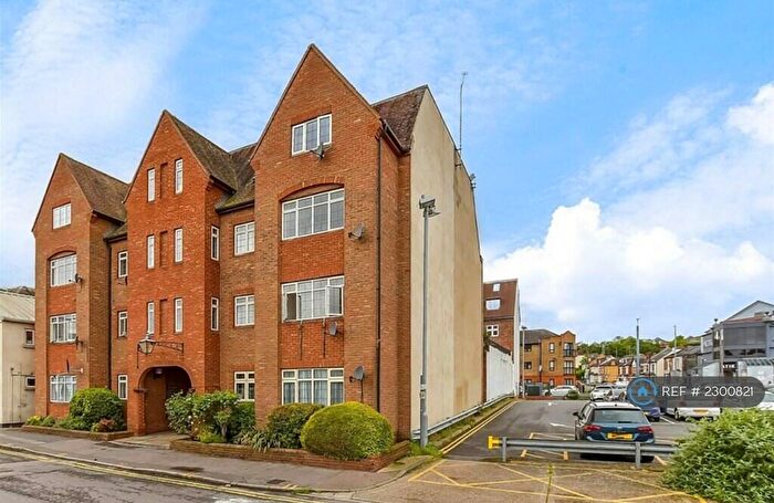 2 Bedroom Flat To Rent In The Cloisters, Dartford, DA1
