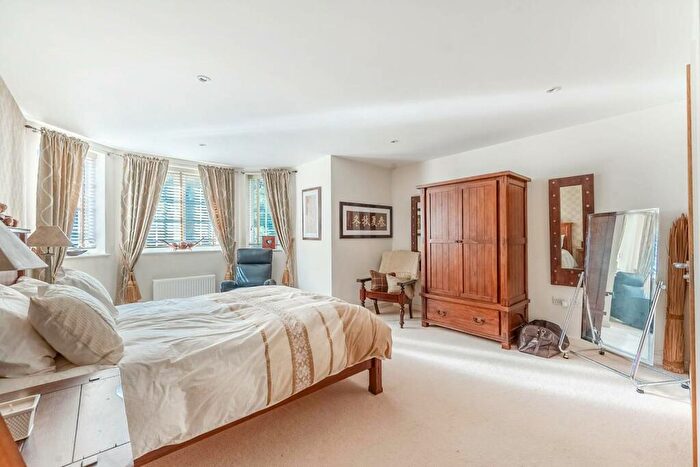 2 Bedroom Flat To Rent In The Avenue, Hatch End, Pinner, HA5