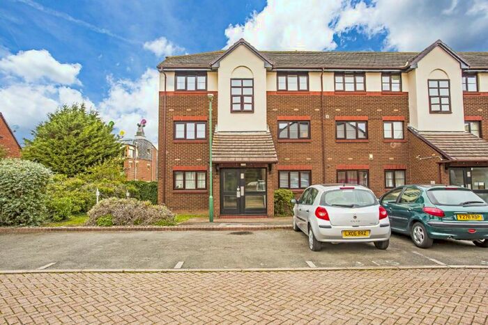 1 Bedroom Flat To Rent In Foxglove Way, Hackbridge, Surrey, SM6