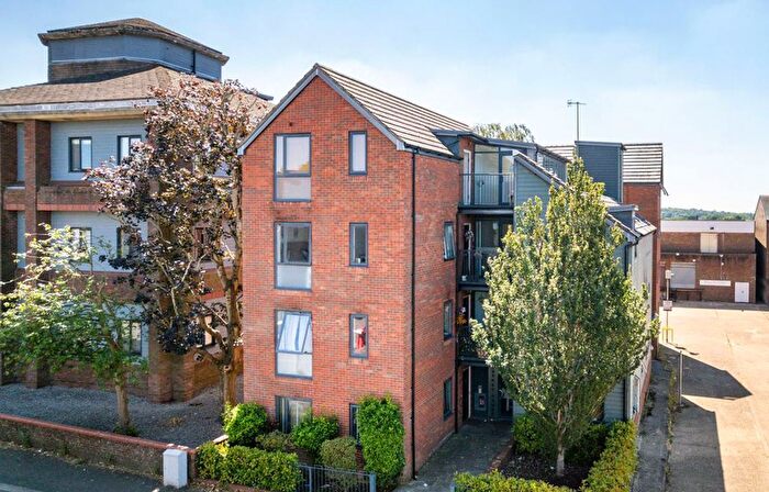 1 Bedroom Flat For Sale In Cantelupe Road, The Market House, RH19