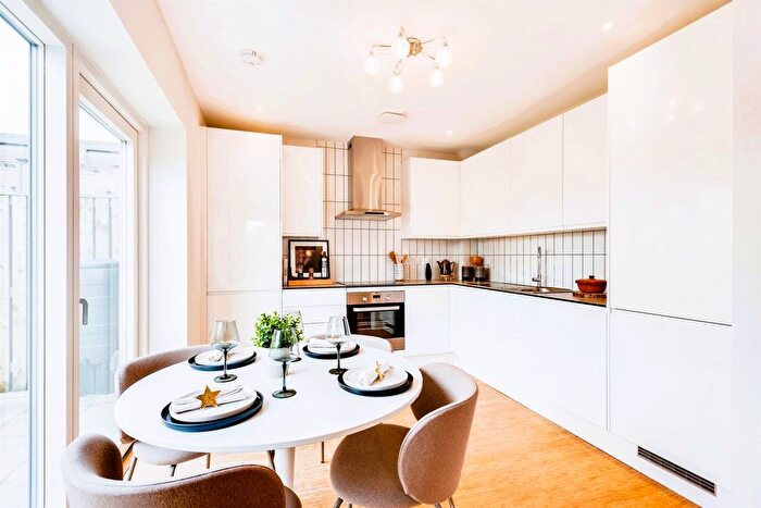 4 Bedroom Terraced House For Sale In Oakfield, Swindon, SN3