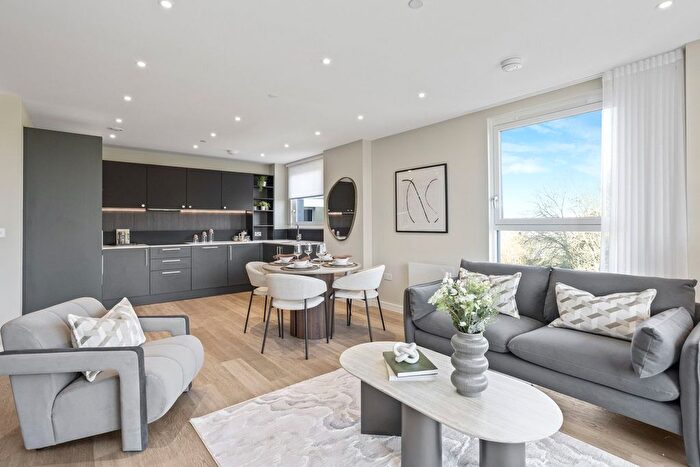 3 Bedroom Flat For Sale In Fairfield Avenue, Staines, Surrey, TW18