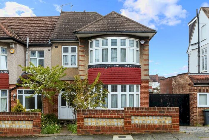 3 Bedroom Semi-Detached House To Rent In Grosvenor Gardens London, N14