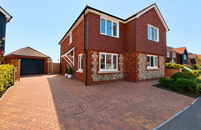 3 Bedroom Detached House For Sale In Leverick Place, Ash, CT3