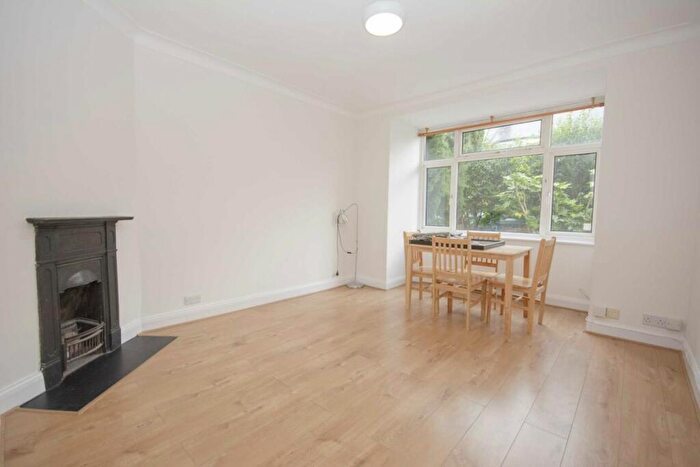 2 Bedroom Flat To Rent In Victoria Road, London, NW4