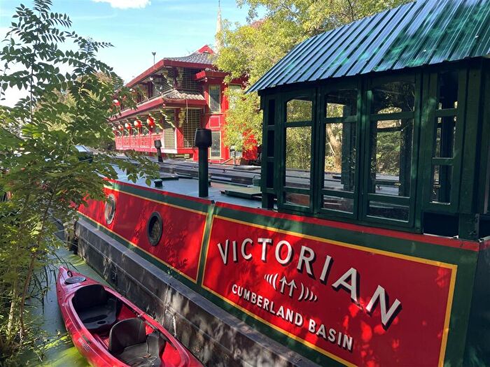 1 Bedroom House Boat For Sale In Victorian, Cumberland Basin, Regent's Park, NW1