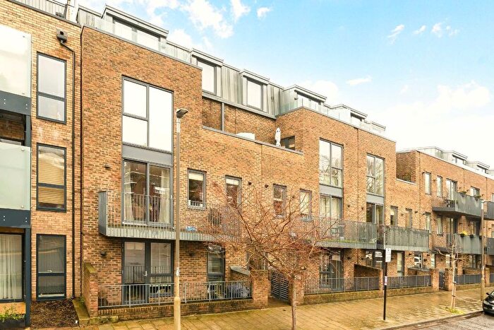 2 Bedroom Flat For Sale In Gideon Road, Clapham, SW11