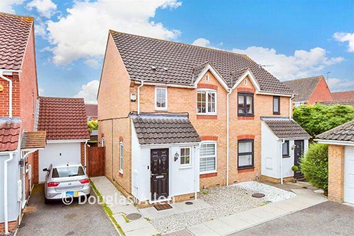 3 Bedroom Semi Detached House For Sale In Sark Grove, Wickford, Essex, SS12