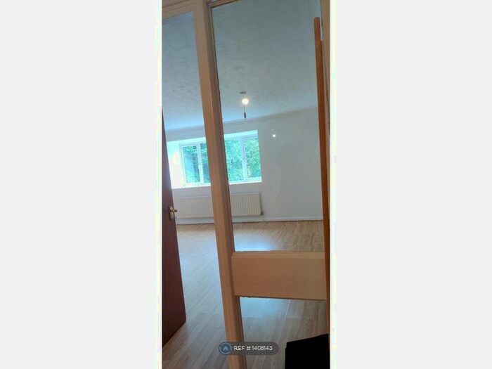 3 Bedroom Flat To Rent In De Bohun Avenue, London, N14