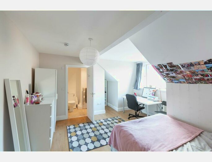 8 Bedroom Terraced House To Rent In Bed, Archery Road, Leeds, LS2