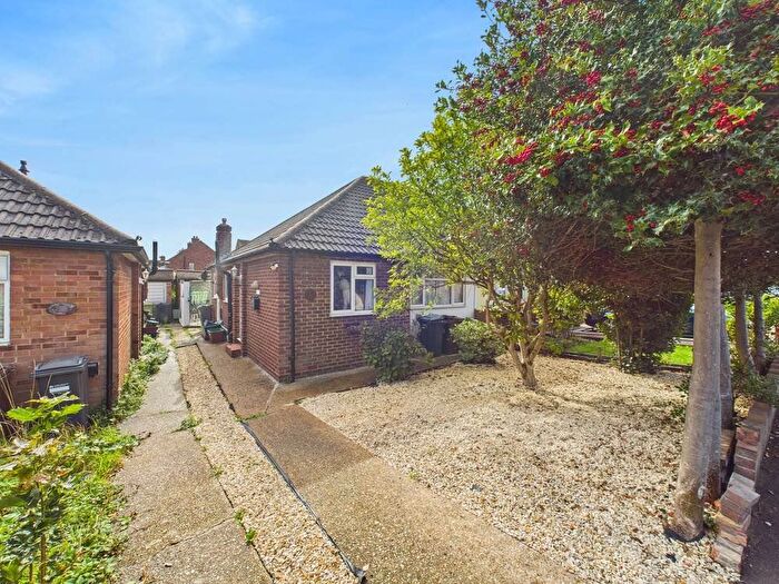 2 Bedroom Bungalow For Sale In Horsham Road, Feltham, TW14