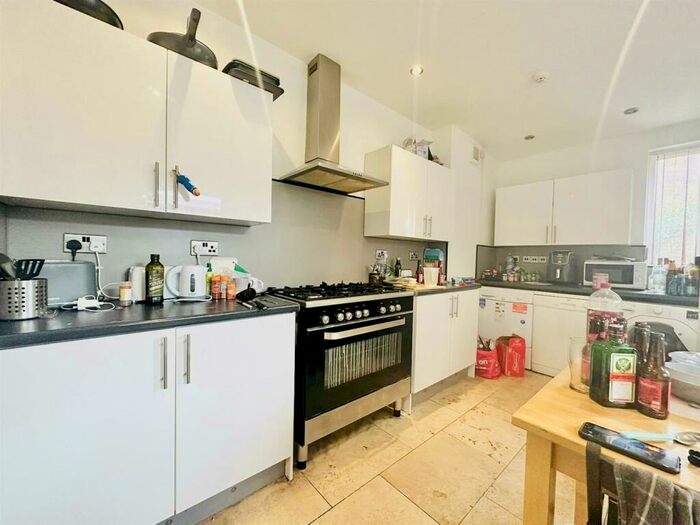 5 Bedroom House To Rent In Midland Avenue, Nottingham, NG7