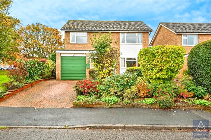 4 Bedroom Detached House For Sale In Hilltop Avenue, Buckingham, Buckinghamshire, MK18