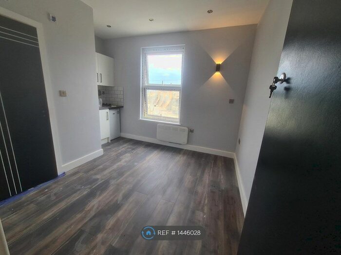 Studio To Rent In Junction Road, London, N19