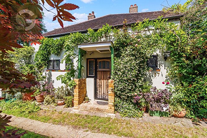3 Bedroom End Of Terrace House For Sale In Meadowview Road, West Ewell, Epsom, Surrey, KT19