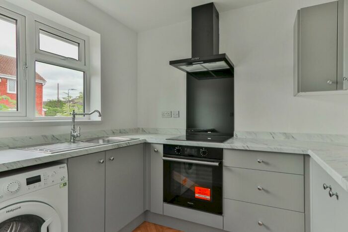 2 Bedroom Semi-Detached Bungalow For Sale In Greylees Avenue, Hull, HU6