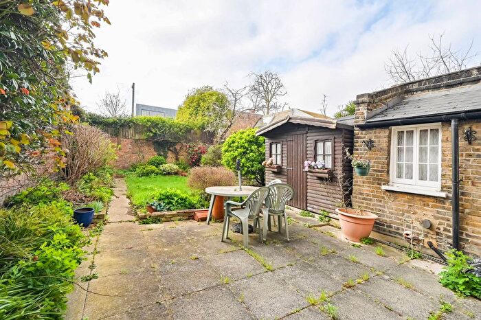 3 Bedroom Terraced House For Sale In Buckingham Road, London, Islington, London, N1