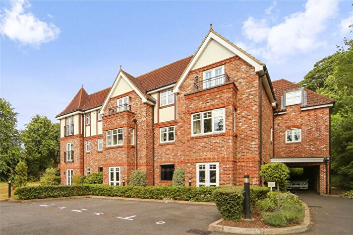 2 Bedroom Flat To Rent In Portmore Park Road, Weybridge, KT13