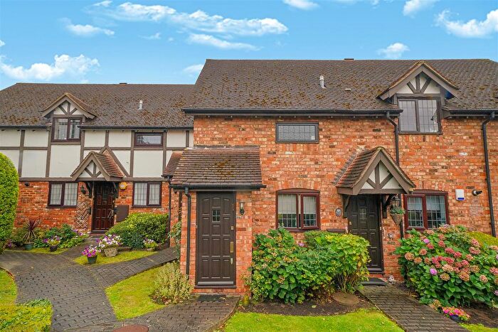 2 Bedroom Maisonette For Sale In Priory Field Drive, Edgware, HA8