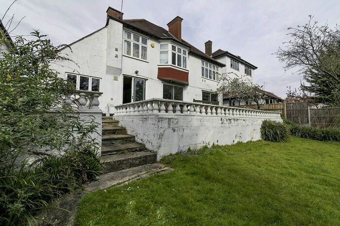 5 Bedroom Semi-Detached House To Rent In Beechwood Avenue, London, N3