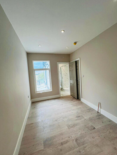 6 Bedroom Semi-Detached House To Rent In Hmo Or Supported Living Suitable. Rainham Road, Kent, ME5