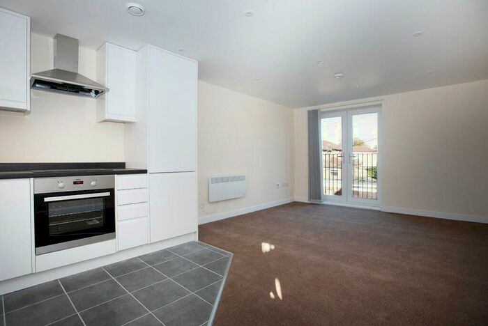 2 Bedroom Flat To Rent In Weston Grove Road, SO19
