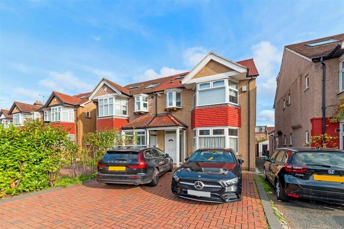 3 Bedroom Flat To Rent In Grand Drive, London, SW20