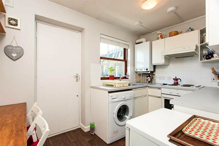 4 Bedroom Apartment To Rent In Chatsworth Road, Kilburn, London, NW2