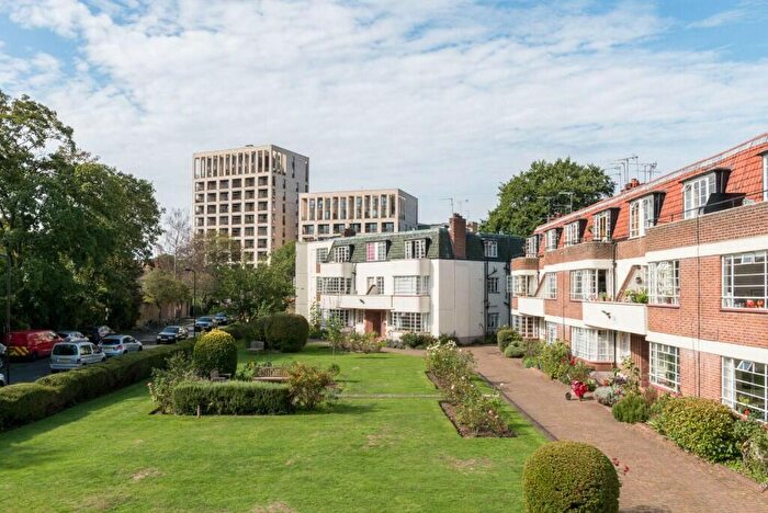 3 Bedroom Flat To Rent In Clissold Court, Greenway Close, London, N4