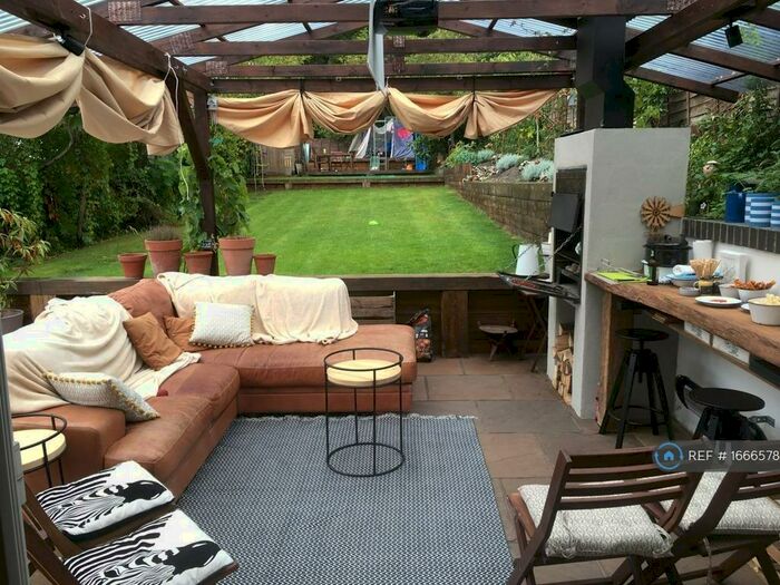 2 Bedroom Bungalow To Rent In Dartford Road, Farningham, Dartford, DA4