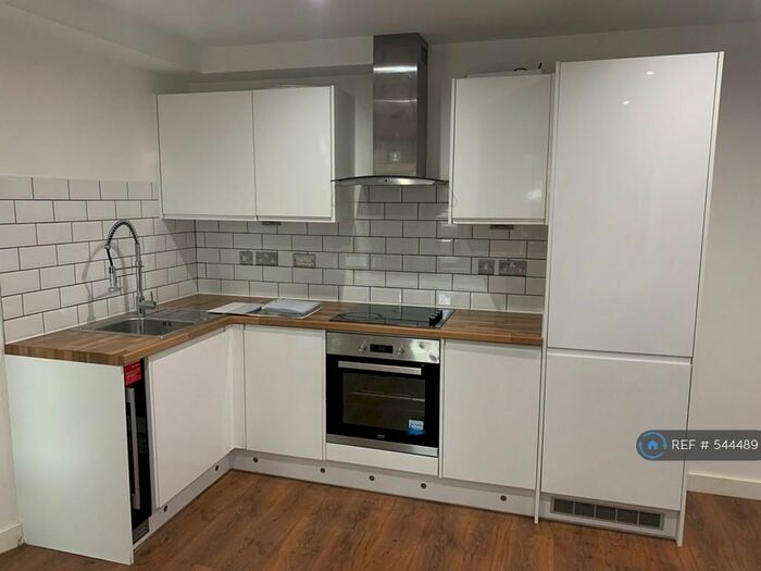 3 Bedroom Flat To Rent In Carlton Square, Carlton, Nottingham, NG4