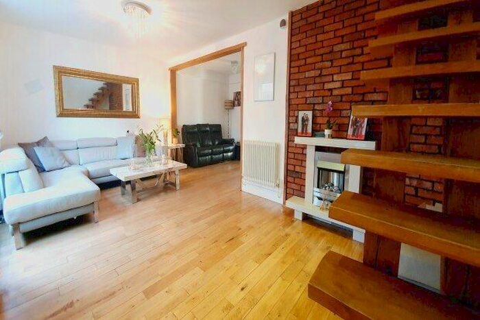 5 Bedroom Property To Rent In Woodhall Lane, Watford, WD19