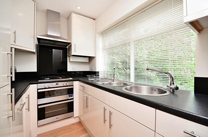 3 Bedroom Flat To Rent In Garrick Avenue, Golders Green, London, NW11