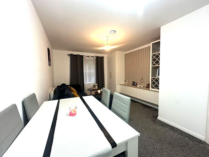 1 Bedroom Flat For Sale In Nuffield Court, Old Park Mews, Hounslow, TW5