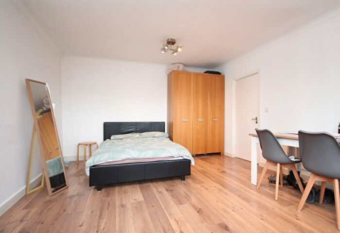 3 Bedroom Flat To Rent In Julian Court, Camden Road, Cmden Town, NW1