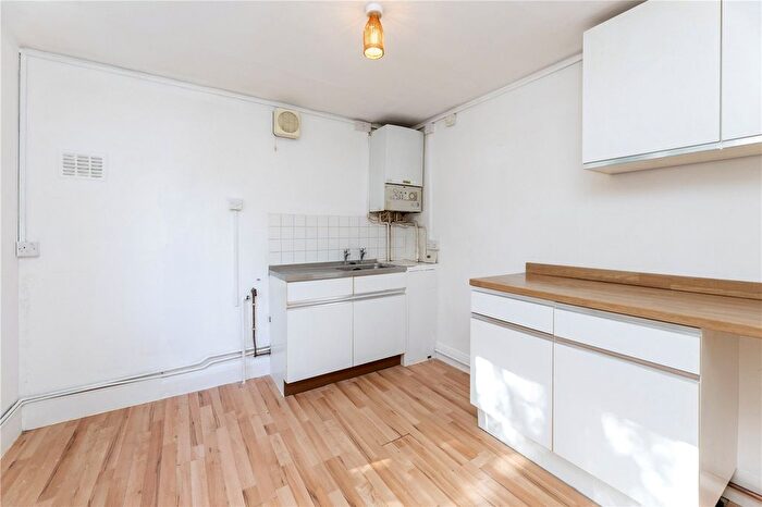 1 Bedroom Flat For Sale In Gwendolen Avenue, London, SW15