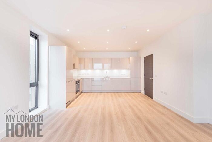 2 Bedroom Apartment To Rent In Deauville Close, London, E14