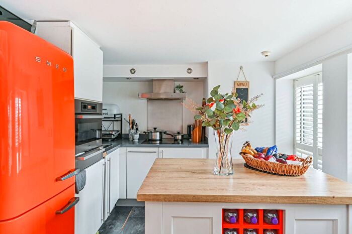 2 Bedroom Flat To Rent In Cadogan Road, Woolwich, London, SE18