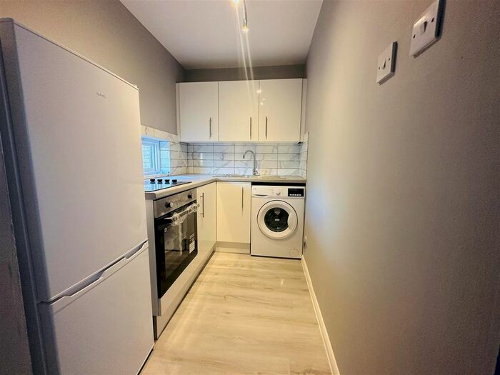 Studio To Rent In Shinners Close, London, SE25