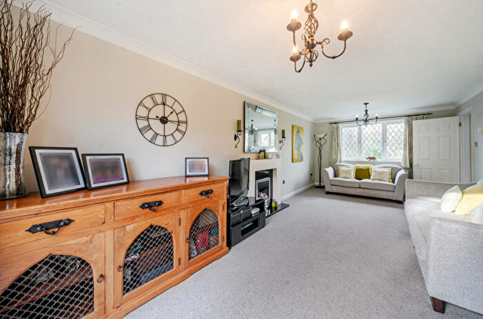 4 Bedroom Detached House For Sale In Throgmorton Road, Yateley, Hampshire, GU46