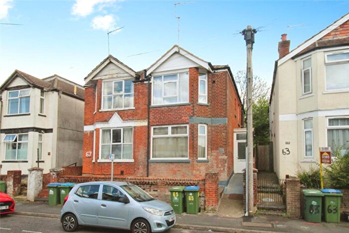 3 Bedroom Semi Detached House For Sale In Newcombe Road, Southampton, Hampshire, SO15